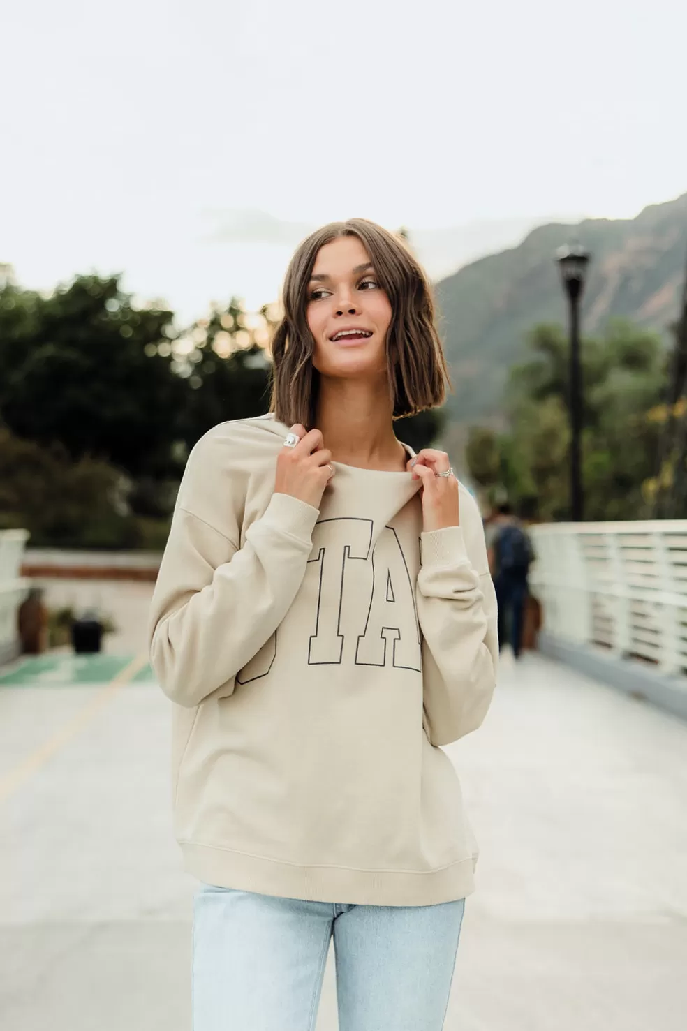 Long Sleeve | tres bien Utah Sweatshirt-Taupe